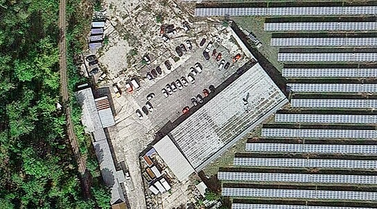 Luftbild mit Fotovoltaikanlage in Nachbarschaft