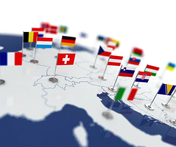 Europakarte mit aufgestellten Miniflaggen