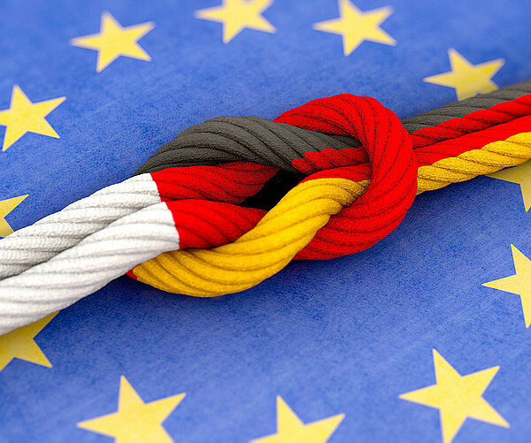 Knoten in fahnenfarben Deutschland und Frankreich auf europäischer Flagge