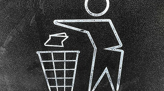 Logo, in dem eine Person Müll in den Mülleimer wirft
