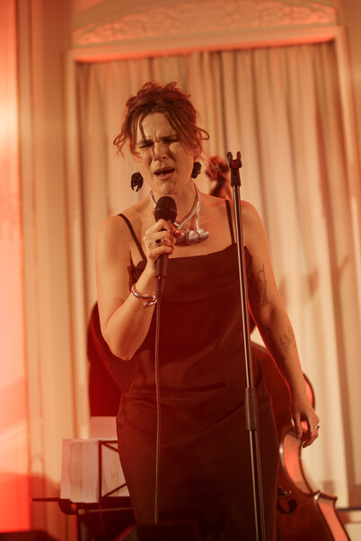 Impressionen vom Wirtschaft trifft Kultur-Konzert "Violet Greens" am 4. April 2025 in der Alten Handelsbörse. 