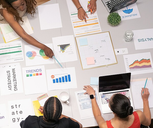 Marketingteam bespricht derzeitige Trends