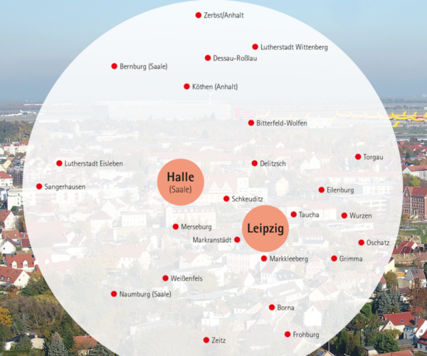 Luftbild von Schkeuditz mit vorgeschalteter Grafik, die wesentliche Ortschaften in Mitteldeutschland auflistet