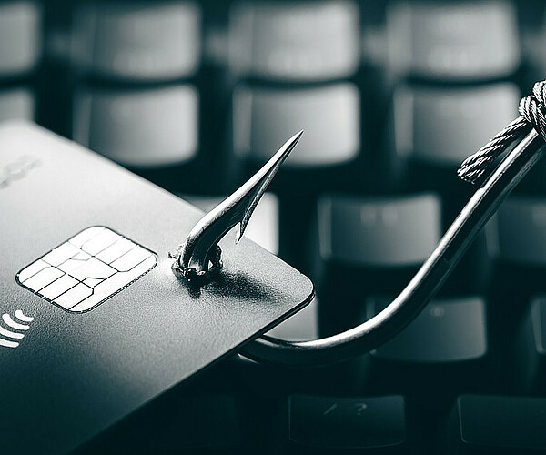 Fischhaken zieht Kreditkarte über Tastatur