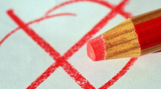 Rotstift setzt ein X für eine Wahlabstimmung