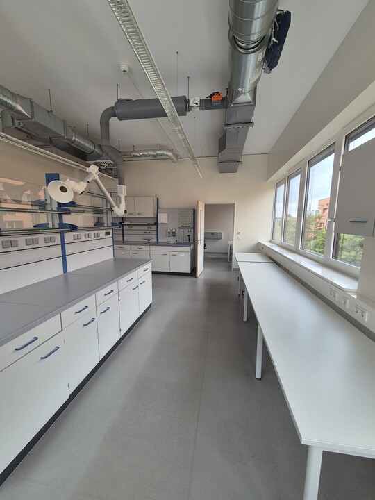 Laborfläche möbliert