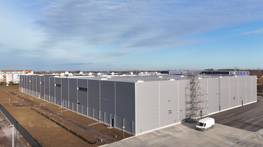 Außenaufnahme Rückseite Hallengebäude