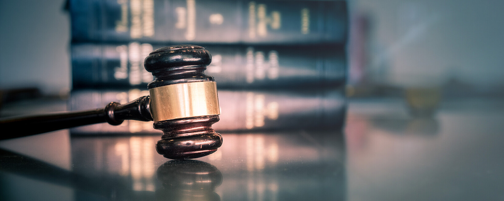 Entgelttransparenzrichtlinie: was ist zu beachten? | Adobe Stock Richterhammer und Gesetzesbücher
