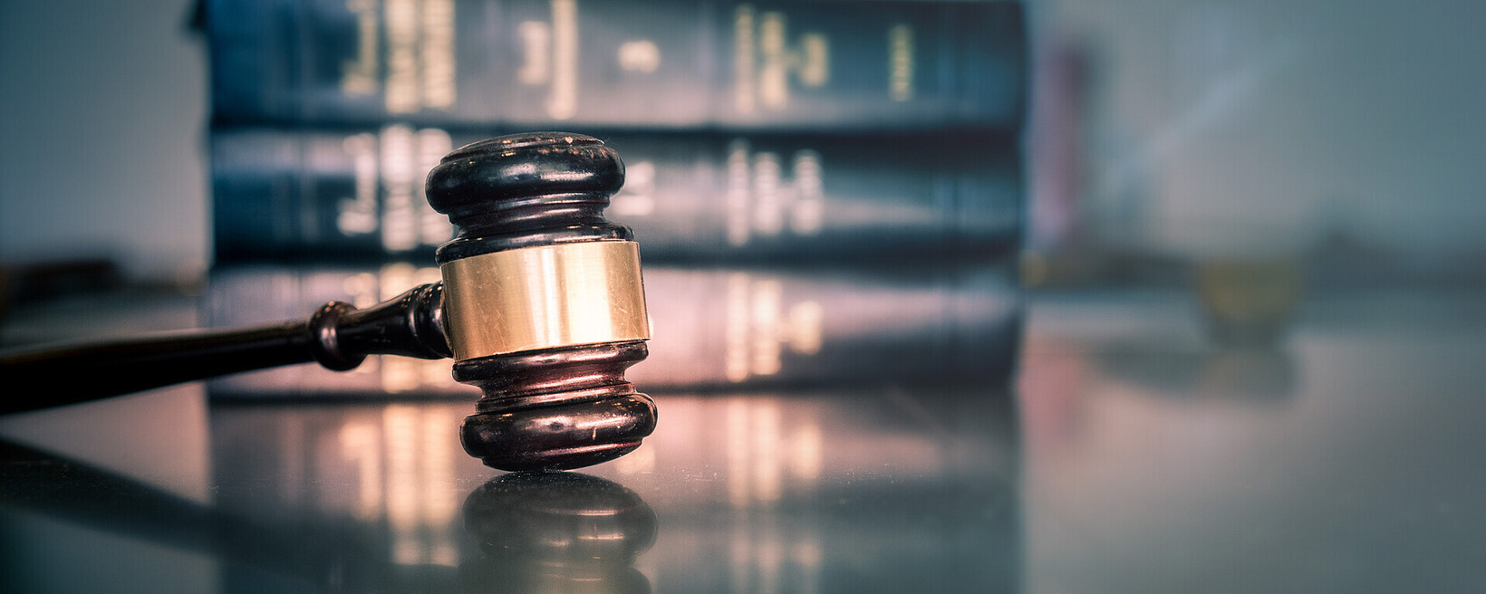 Entgelttransparenzrichtlinie: was ist zu beachten? | Adobe Stock Richterhammer und Gesetzesbücher