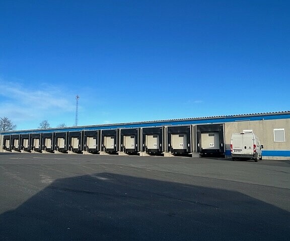 Einfahren an Hallenlängsseite