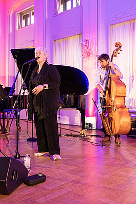 Impressionen von "Wirtschaft trifft Kultur" am 23.05.24 mit Pascal von Wroblewsky und dem Lora Kostina Trio
