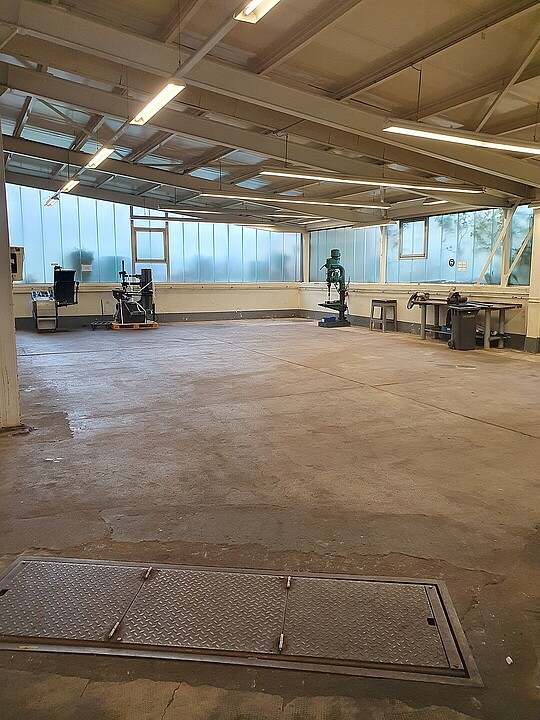 Werkstattfläche mit Maschinen in der neuen Halle