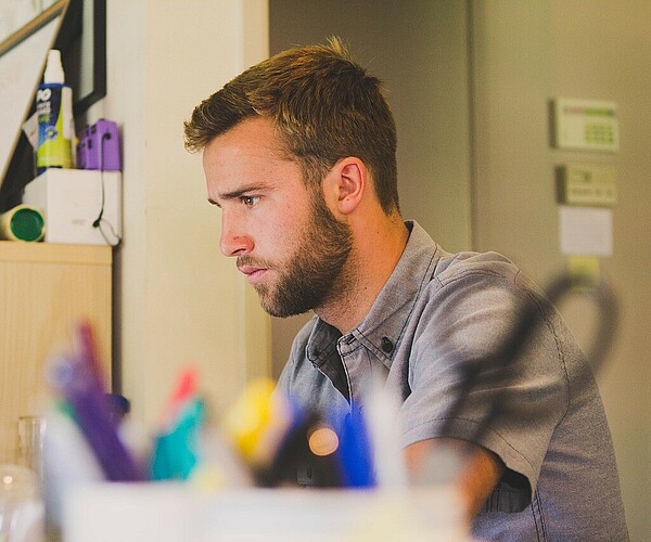 Mann arbeitet am Tisch