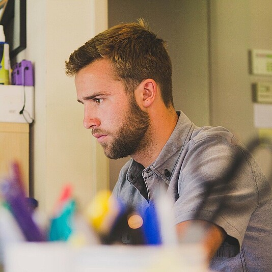 Mann arbeitet am Tisch