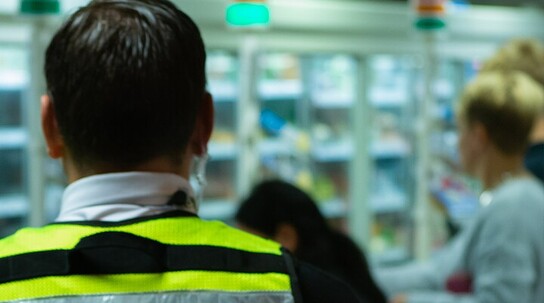 Mann mit Security auf seiner Weste