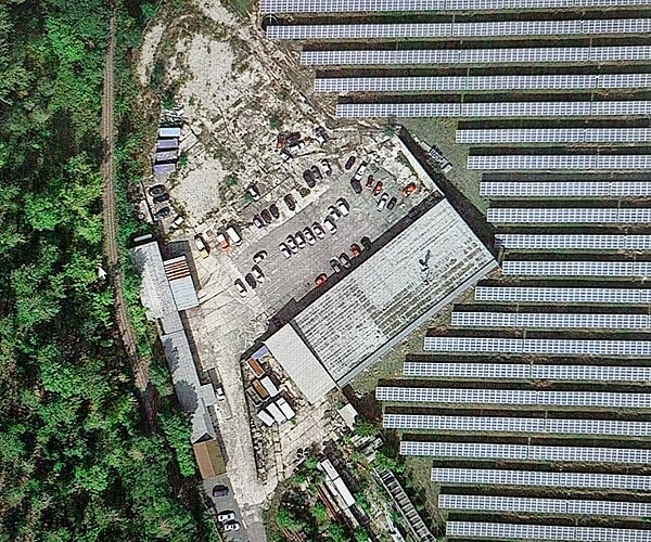 Luftbild mit Fotovoltaikanlage in Nachbarschaft