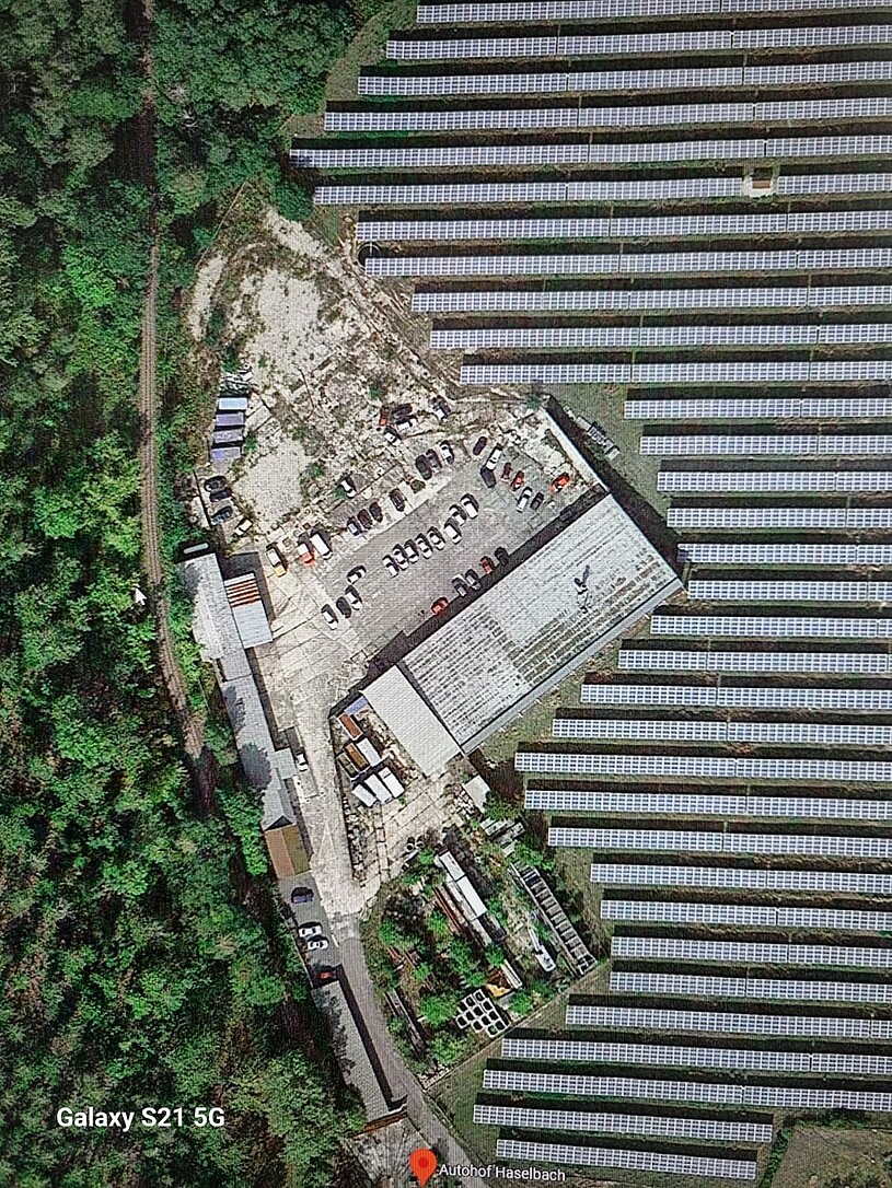 Luftbild mit Fotovoltaikanlage in Nachbarschaft