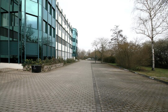Außenansicht Bürogebäude mit Kfz-Parkflächen