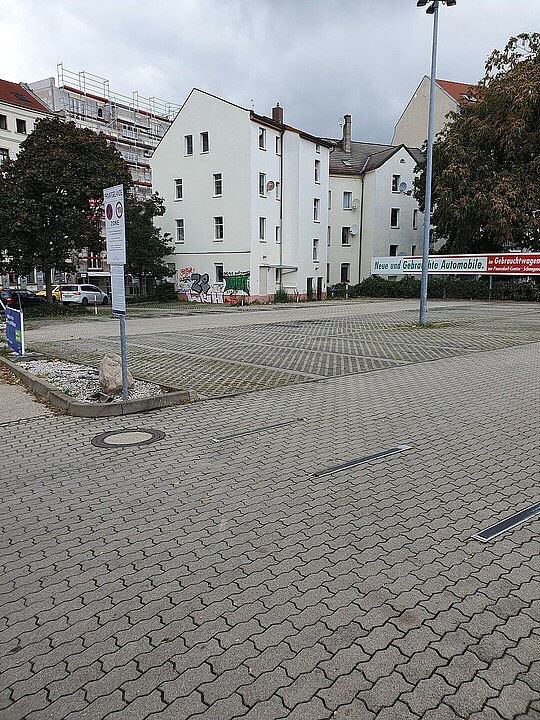 Freifläche zum Abstellung von Kraftfahrzeugen und Haus in der Bernhardstraße Nummer acht