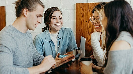 Gruppe von Freunden unterhält sich fröhlich miteinander