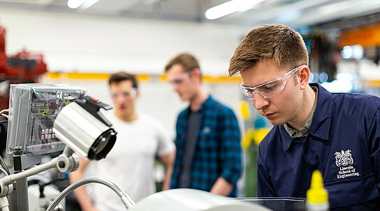 drei Ingenieurschüler arbeiten im Labor