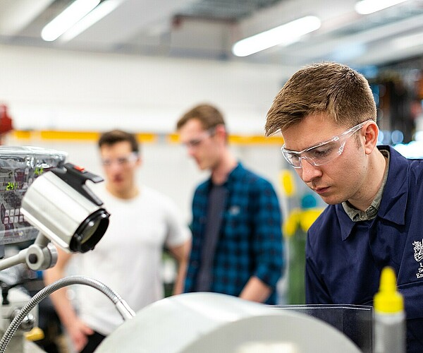 drei Ingenieurschüler arbeiten im Labor