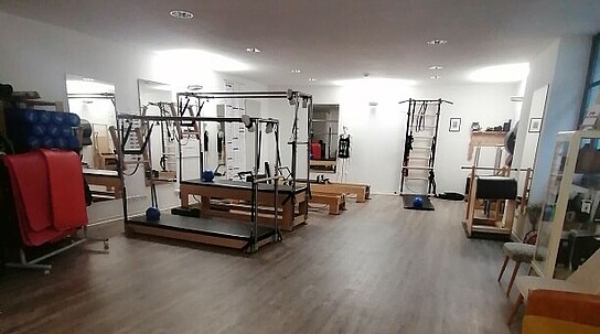 Ein Trainingsraum mit verschiedenen Fitnessgeräten