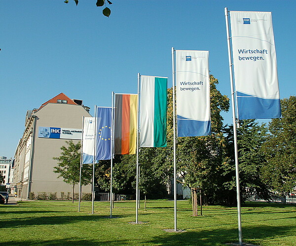 Aufnahme der IHK-Fahnen vor dem Haus