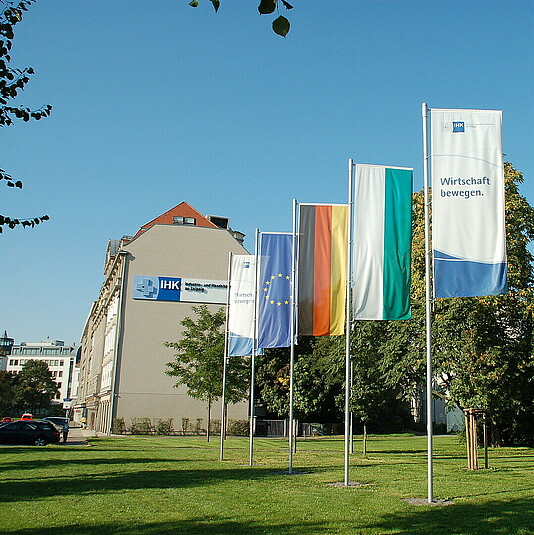 Aufnahme der IHK-Fahnen vor dem Haus