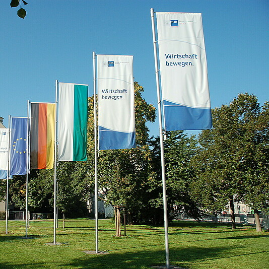 Aufnahme der IHK-Fahnen vor dem Haus