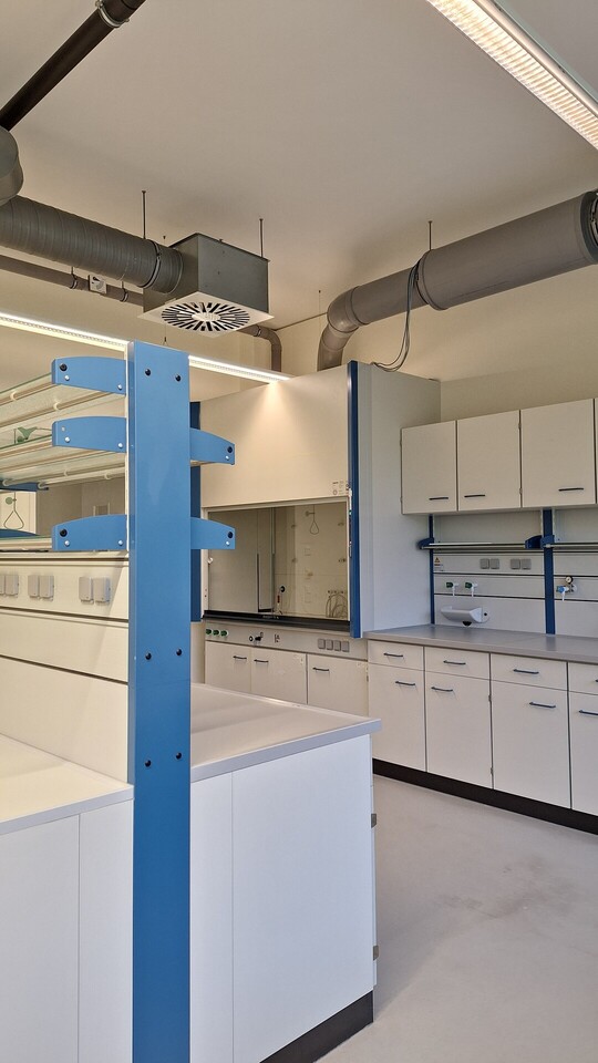 Laborfläche mit Möbeln