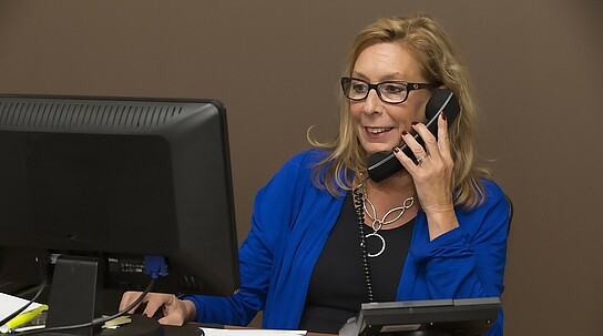 Frau telefoniert am Arbeitsplatz