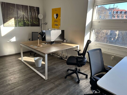Büro mit Doppelschreibtischen