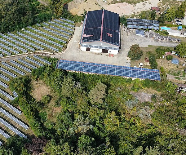 Luftbild mit Halle und Fotovoltaikanlagen