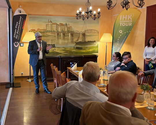 Impressionen der IHK-Sommertour 2025 in Werdau/Torgau: IHK-Geschäftsführer Mario Bauer spricht