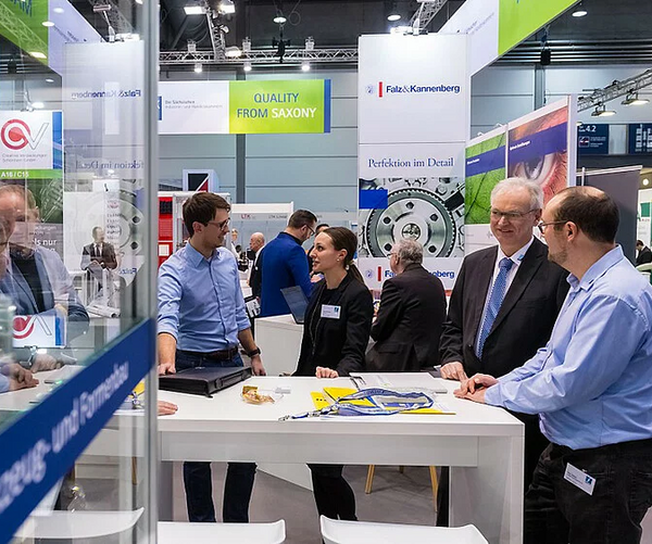 Symbolbild: Besucher am Gemeinschaftsstand der IHK zu Leipzig auf einer Messe