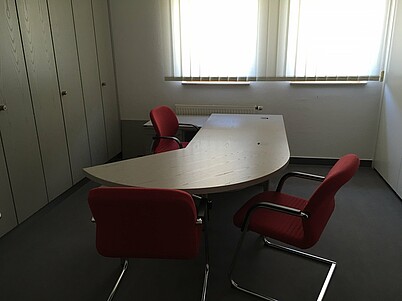 Torgau, Platz der Freundschaft 3: Büro mit Tisch und zwei Stühlen