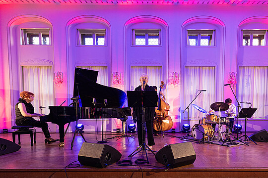 Impressionen von "Wirtschaft trifft Kultur" am 23.05.24 mit Pascal von Wroblewsky und dem Lora Kostina Trio