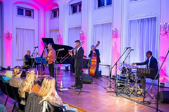 Wirtschaft trifft Kultur: Impressionen vom Konzert der LAMETTA FIVE in der Alten Börse am 30.11.2023. Bild erstellt von Hermann Hertrampf.