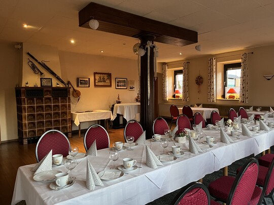 Gastraum mit Festtafel