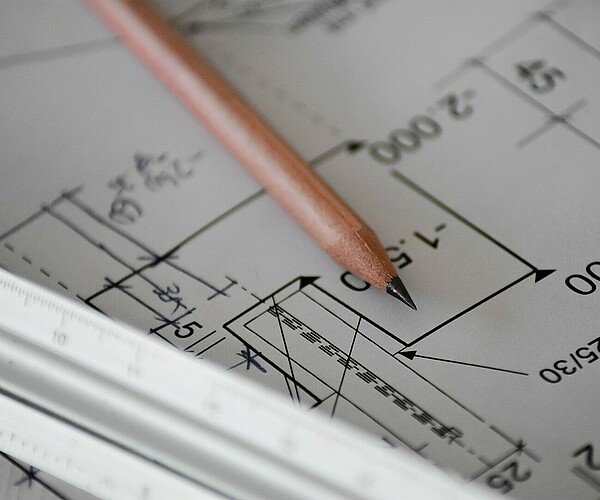 Lineal und Stift liegen auf Bauleitplan