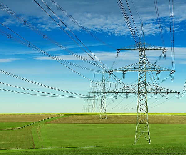 Stromnetz aus mehreren Strommasten