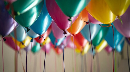 Luftballons an der Decke
