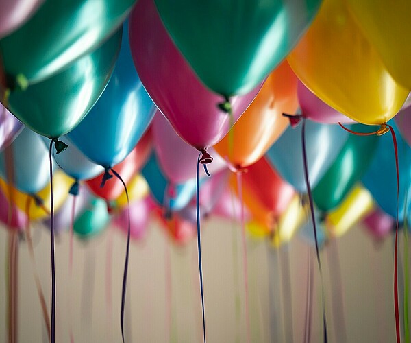 Luftballons an der Decke