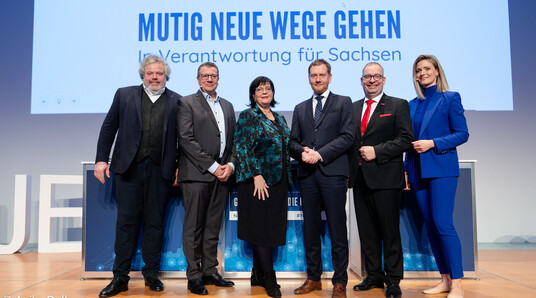 Teilnehmer der Podiumsdiskussion "Mutig neue Wege gehen" auf dem Leipziger Neujahrsempfang 2025