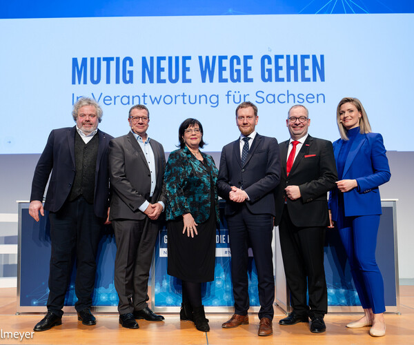 Teilnehmer der Podiumsdiskussion "Mutig neue Wege gehen" auf dem Leipziger Neujahrsempfang 2025