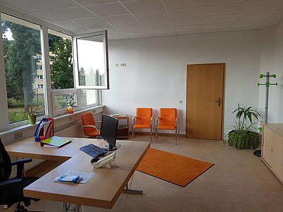 Espenhain, Wolfschlugener Weg 1: Büroraum mit Schreibtisch und Stühlen