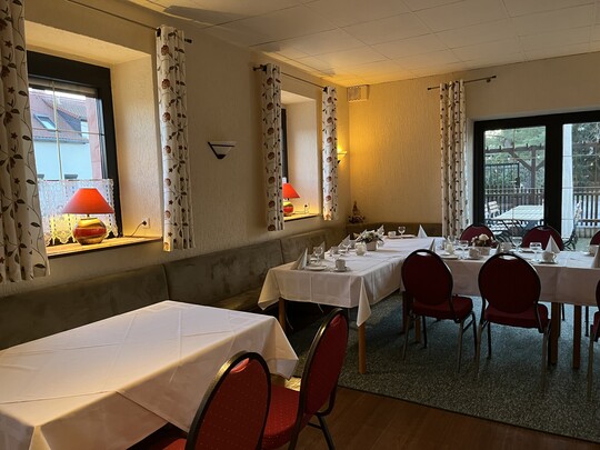 Gastraum mit Tischen und Stühlen