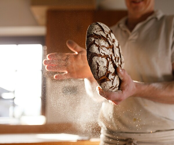 Bäcker klopft sein Brot ab