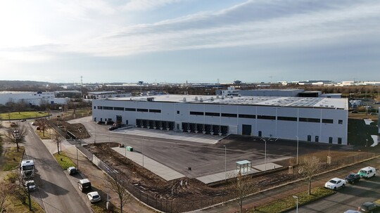 Außenaufnahme Vorderseite Hallengebäude